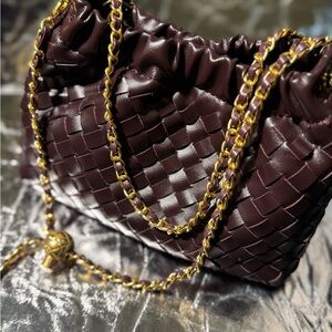 Chic Woven Leather Shoulder Bag with Gold Chain